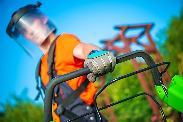 포토 JPG 해외이미지 식물 직업 남자 밭 노동자 한명 잔디 가로 기계 소리 업무 작업 휘발유 원예 조경 시끄러움 엔진 원예사 힘찬 해외202004 해외포토 1 컨셉 농업 사람 취미 석유 파일형식