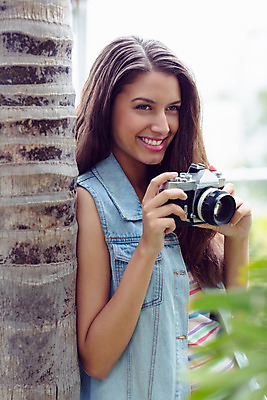 포토 JPG 해외이미지 나무 공원 여자 한명 들기 상반신 20대 청년 성인 취미 야외 옆모습 카메라 사진촬영 성인여자한명만 해외202004 해외포토 식물 1 공공시설 뷰포인트 모션 사람 전자제품 촬영 여자한명만 성인여자만 파일형식