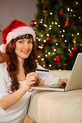 포토 JPG 해외이미지 백인 라이프스타일 여자 행복 크리스마스 거실 산타모자 가정 한명 미소 사람 성인 30대 노트북 쇼핑 소파 크리스마스트리 평화 축제 축하 신용카드 온라인쇼핑 전자상거래 체크카드 성인여자한명만 해외202004 해외포토 서양인 모자_잡화 1 기념일 감정 컨셉 의자 표정 생활 장년 금융 전자제품 온라인 여자한명만 성인여자만 파일형식