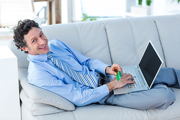 포토 JPG 해외이미지 백인 직업 남자 40대 중년 거실 인터넷 비즈니스 휴식 실내 한명 사람 정장 노트북 쇼핑 컴퓨터 소파 잠 비즈니스맨 신용카드 낮잠 온라인 전자상거래 해외202004 해외포토 서양인 1 옷 컨셉 의자 성인 내부 금융 전자제품 직장인 파일형식