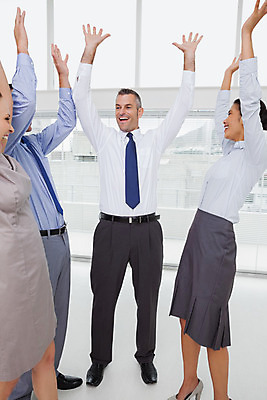 포토 JPG 해외이미지 백인 여자 남자 행복 응원 성공 직장 실내 서기 사람 여러명 20대 성인 30대 사무실 직장인 비즈니스우먼 동료 직원 흥분 필승 스타일 해외202004 해외포토 서양인 직업 감정 다수 컨셉 회사 비즈니스 관계 모션 청년 내부 장년 우승 파일형식