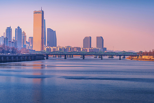 포토 JPG 해외이미지 여행 백그라운드 오렌지 하늘 전등 서울 한국 풍경 사람없음 건물 강 세트 도시풍경 사무실 태양 고층빌딩 어둠 황혼 일몰 도시 야간 장면 대도시 스카이라인 남쪽 해외202004 해외포토 자연요소 건축물 아시아 과일 비즈니스 조명 빌딩 노을 방향 파일형식