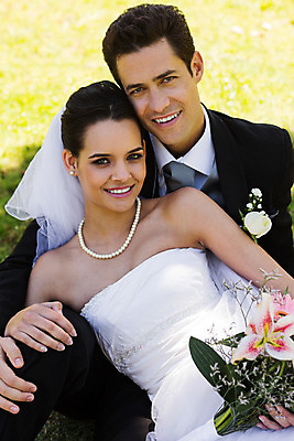 포토 JPG 해외이미지 주간 커플 공원 여자 남자 신부 신랑 결혼 결혼식 남편 앉기 정장 20대 성인 야외 두명 옆모습 30대 낭만 성인만 해외202004 해외포토 자연요소 옷 공공시설 뷰포인트 컨셉 관계 모션 사람 이벤트 청년 장년 파일형식