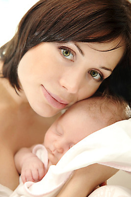 포토 JPG 해외이미지 백인 라이프스타일 응시 여자 얼굴 가족 안기 포옹 엄마 사랑 사람 근접촬영 상반신 성인 두명 옆모습 부모 육아 아기 신생아 돌봄 해외202004 해외포토 서양인 시선 감정 뷰포인트 관계 모션 생활 신체부위 파일형식