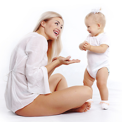 포토 JPG 해외이미지 백인 응시 여자 딸 행복 어린이 가족 엄마 사랑 서기 미소 사람 앉기 성인 두명 옆모습 육아 아기 흰배경 돌봄 여자만 해외202004 해외포토 서양인 시선 감정 뷰포인트 백그라운드 관계 모션 표정 흰색 파일형식