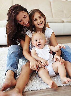 포토 JPG 해외이미지 백인 라이프스타일 딸 행복 아들 어린이 가족 놀이 엄마 주택 함께함 건강 3 미소 사람 성인 세명 청춘 소파 카펫 방 육아 아기 그룹 작음 리빙 세대 언니 남동생 돌봄 초보 해외202004 해외포토 서양인 감정 컨셉 의자 관계 모션 표정 건물 생활 크기 자매 동생 파일형식