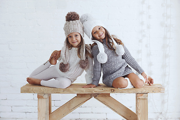 포토 JPG 해외이미지 모델 라이프스타일 옷 계절 어린이 포즈 백그라운드 겨울 벤치 따뜻함 사람 두명 친구 유행 회색 흰색 스웨터 니트 자매 부드러움 스타일 해외202004 해외포토 여자 컬러 상의 의자 가족 관계 생활 감각 파일형식