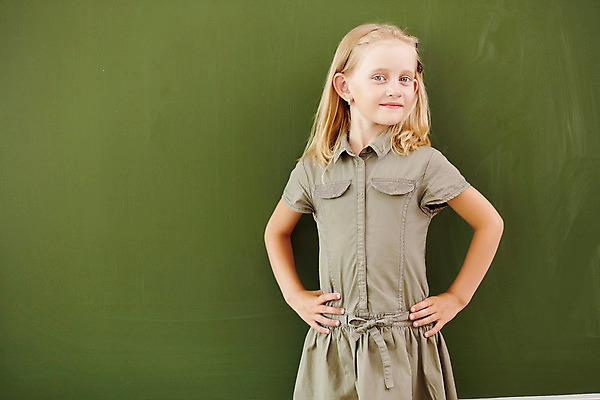 포토 JPG 해외이미지 백인 학생 여학생 여자 교육 어린이 교실 학교 수업 실내 한명 서기 미소 사람 책 초록색 칠판 수학 분필 소녀한명만 해외202004 해외포토 서양인 1 컬러 교과목 모션 표정 내부 초크 여자한명만 소녀만 파일형식