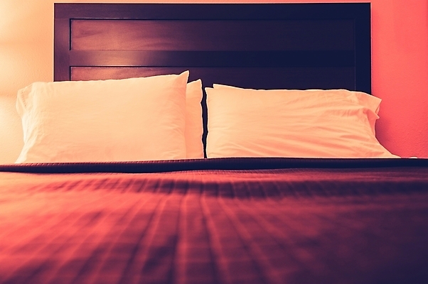 포토 JPG 해외이미지 여행 가정 베개 호텔 휴식 아파트 주택 사람없음 내부 장식 가로 우주 침실 덮개 침대 잠 오브젝트 예약 해외202004 해외포토 가구 컨셉 침구 숙소 건물 뚜껑 파일형식