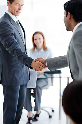 포토 JPG 해외이미지 여자 남자 악수 실내 서기 사람 앉기 여러명 상반신 성인 사무실 면접 성인만 해외202004 해외포토 다수 비즈니스 모션 손짓 내부 파일형식