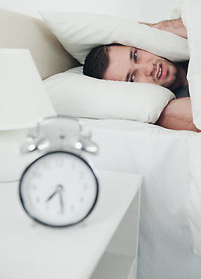 포토 JPG 해외이미지 라이프스타일 시계 베개 아침 휴식 스트레스 주택 피곤 한명 일상 눕기 머리 소리 침실 분노 짜증 침대 시간 잠 시끄러움 시트 불만 해외202004 해외포토 주간 1 감정 가구 컨셉 침구 모션 사람 건물 라이프 생활 신체부위 파일형식