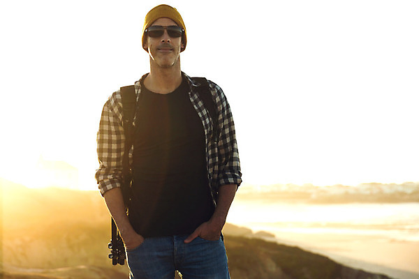 포토 JPG 해외이미지 1 라이프스타일 바다 여행 배낭 자연 성공 휴가 한명 사람 야외 파란색 선글라스 여행객 일몰 하이킹 자유 가을 포르투갈 캡모자 하이커 해외202004 해외포토 모자_잡화 계절 유럽 안경 컬러 컨셉 가방 레저 생활 노을 생태계 파일형식