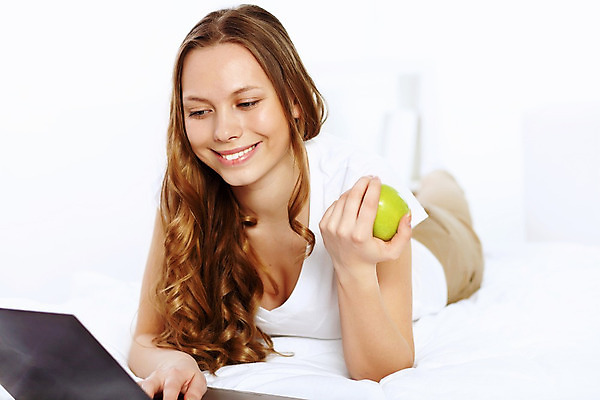 포토 JPG 해외이미지 백인 학생 여자 유럽 백그라운드 한명 사람 앉기 성인 노트북 컴퓨터 성인여자한명만 해외202004 해외포토 서양인 1 나라 모션 전자제품 여자한명만 성인여자만 파일형식