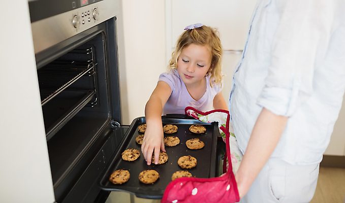 포토 JPG 해외이미지 백인 라이프스타일 여자 딸 어린이 가족 엄마 함께함 실내 사랑 요리 서기 20대 두명 부모 쿠키 주방 잡기 오븐 굽기 준비 만들기 해외202004 해외포토 서양인 감정 컨셉 관계 모션 디저트 사람 청년 내부 생활 가전제품 구이 파일형식