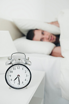 포토 JPG 해외이미지 라이프스타일 시계 베개 아침 휴식 스트레스 주택 피곤 한명 일상 눕기 머리 소리 침실 분노 짜증 침대 시간 잠 시끄러움 시트 불만 해외202004 해외포토 주간 1 감정 가구 컨셉 침구 모션 사람 건물 라이프 생활 신체부위 파일형식