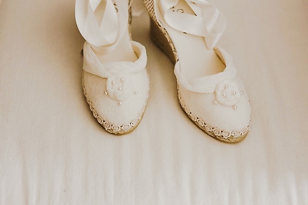 포토 JPG 해외이미지 구두 신발 실내 사람없음 흰색 하이힐 오브젝트 웨딩슈즈 해외202004 해외포토 컬러 내부 여성화 결혼소품 파일형식