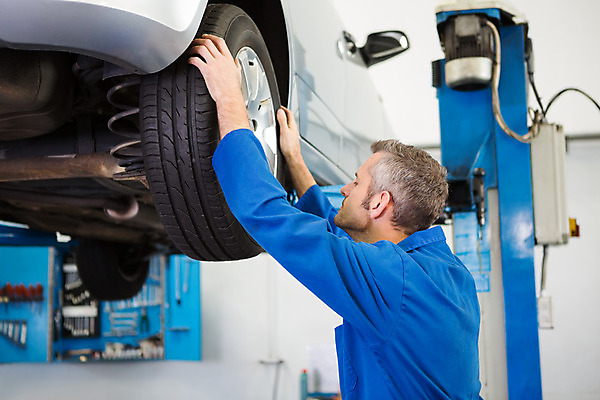 포토 JPG 해외이미지 백인 직업 남자 자동차 노동자 실내 한명 성인 30대 파란색 바퀴 작업실 기술자 수리 서비스 타이어 정비공 차고 성인남자한명만 해외202004 해외포토 서양인 1 육상교통 컬러 사람 내부 장년 남자한명만 성인남자만 파일형식