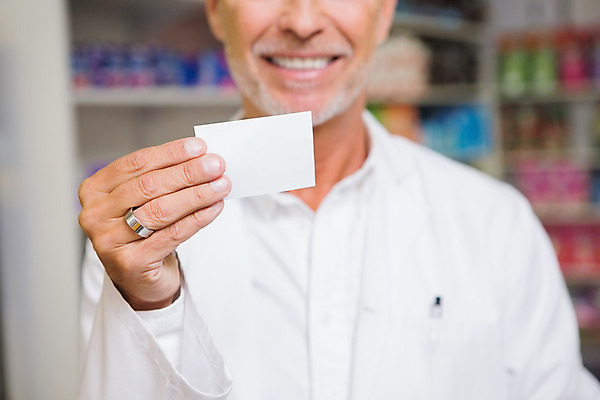 포토 JPG 해외이미지 백인 남자 중년 50대 명함 실내 한명 상반신 약 약국 조제 약사 의료성형뷰티 중년남자한명만 해외202004 해외포토 서양인 1 의학 사람 성인 내부 만들기 남자한명만 중년남자만 파일형식