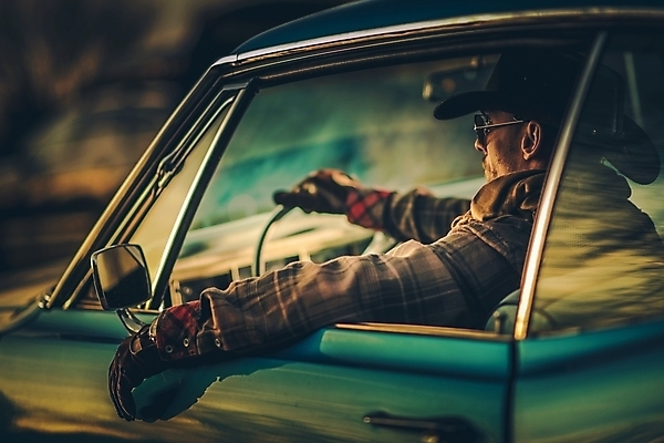 포토 JPG 해외이미지 백인 남자 여행 교통시설 자동차 한명 가로 미국 운전 고속도로 운전사 카우보이 승차 카우보이모자 클래식카 서쪽 자동 텍사스 스타일 해외202004 해외포토 서양인 직업 모자_잡화 1 도로 육상교통 교통 북아메리카 모션 승용차 사람 방향 시설 파일형식