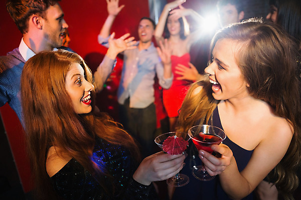 포토 JPG 해외이미지 백인 드레스 여자 남자 행복 노래 함께함 실내 사람 이벤트 여러명 20대 성인 30대 파티 우정 기쁨 축하 잡기 칵테일 바 화려 클럽 흥분 성인만 유흥 해외202004 해외포토 서양인 옷 감정 음악 다수 컨셉 모션 주류 청년 내부 장년 친구 파일형식