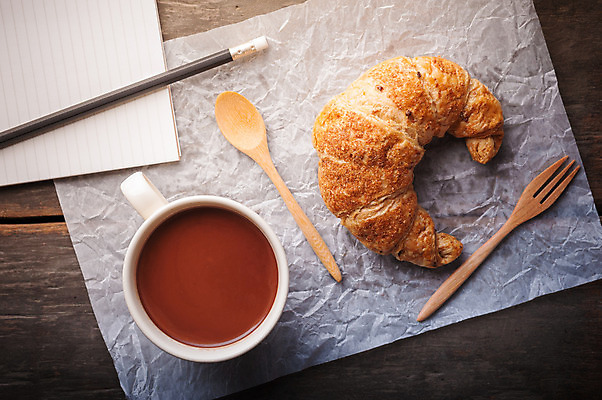 포토 JPG 해외이미지 음료 음식 빵 백그라운드 탁자 디저트 사람없음 컵 초콜릿 뜨거움 버터 코코아 페스츄리 맛있는 해외202004 해외포토 식기 가구 파일형식