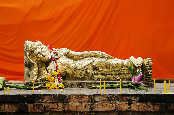 포토 JPG 해외이미지 아시아 종교 불교 오렌지 태국 사람없음 조각상 숫자 기댐 사찰 황금 사당 해외202004 해외포토 문자 나라 과일 종교건축 모션 조형물 파일형식