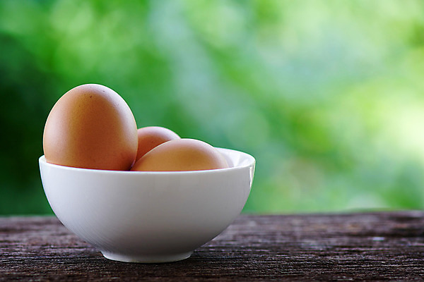 포토 JPG 해외이미지 음식 건강 병아리 사람없음 쌓기 계란 식사 치킨 껍질 흰색 사발 아침식사 유기농 날것 위치 녹색배경 내추럴 고립 단백질 삶기 암탉 해외202004 해외포토 웰빙 컬러 백그라운드 모션 조류 초록색 알 닭 사기그릇 암컷 닭고기요리 영양소 파일형식