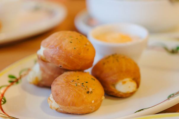 포토 JPG 해외이미지 접시 음식 빵 부분 공 치즈 패스트푸드 요리 사람없음 노란색 식사 튀김 신선 맛 시골집 페스츄리 핸드메이드 해외202004 해외포토 식기 컬러 컨셉 유제품 주택 인스턴트 파일형식