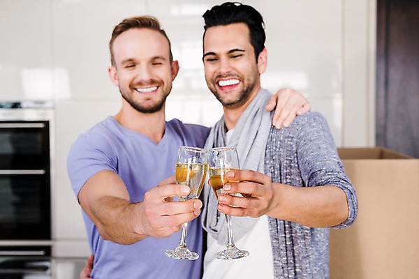 포토 JPG 해외이미지 백인 라이프스타일 커플 남자 행복 가정 모션 성공 새로움 수염 주택 함께함 실내 20대 성인 두명 캐주얼 30대 상자 주방 마시기 축하 샴페인 축배 해외202004 해외포토 서양인 옷 감정 컨셉 관계 주류 사람 청년 내부 건물 생활 장년 파일형식