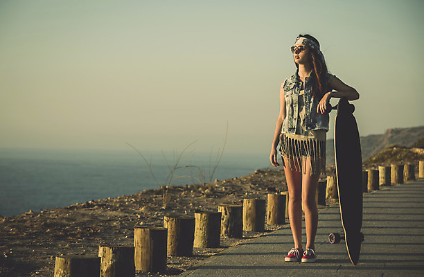 포토 JPG 해외이미지 백인 라이프스타일 여자 스포츠 거리 갈색머리 한명 20대 성인 야외 선글라스 잡기 도시 스케이트보드 스케이터 성인여자한명만 해외202004 해외포토 서양인 1 헤어스타일 안경 모션 운동선수 사람 청년 생활 보드_스포츠 여자한명만 성인여자만 파일형식