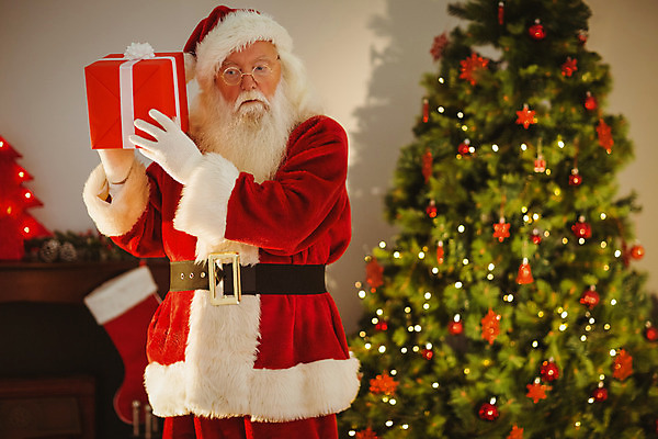 포토 JPG 해외이미지 백인 라이프스타일 노년 남자 크리스마스 거실 가정 아파트 주택 선물 한명 장식 크리스마스트리 산타클로스 축제 축하 벽난로 전나무 크리스마스이브 노인남자한명만 해외202004 해외포토 서양인 나무 1 기념일 컨셉 사람 성인 건물 생활 남자한명만 노인남자만 파일형식