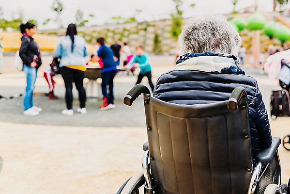 포토 JPG 해외이미지 백인 응시 공원 노년 사람 앉기 사람없음 치료 도움 바퀴 장애인 은퇴 휠체어 안락의자 70대 보험 장애 옛날 재활 지원 혼자 해외202004 해외포토 서양인 시선 공공시설 컨셉 의자 의학 모션 성인 파일형식
