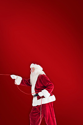 포토 JPG 해외이미지 노년 남자 밧줄 크리스마스 한명 상반신 옆모습 빨간색 산타클로스 당기기 노인남자한명만 해외202004 해외포토 1 기념일 줄 뷰포인트 컬러 모션 사람 성인 남자한명만 노인남자만 파일형식