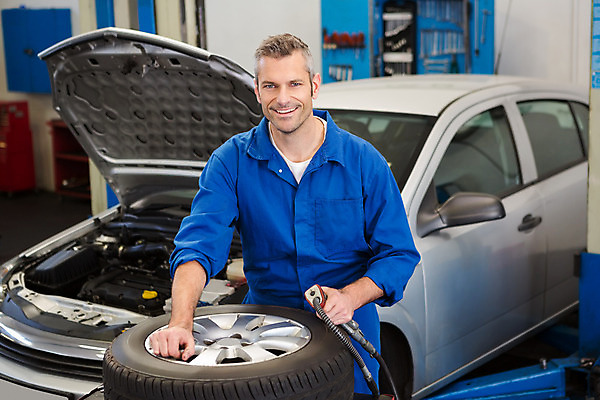 포토 JPG 해외이미지 백인 직업 남자 자동차 노동자 실내 작업복 한명 서기 성인 30대 작업 작업실 기술자 집중 확인 서비스 타이어 정비공 정비소 차고 성인남자한명만 해외202004 해외포토 서양인 1 옷 육상교통 컨셉 모션 사람 내부 장년 남자한명만 성인남자만 파일형식