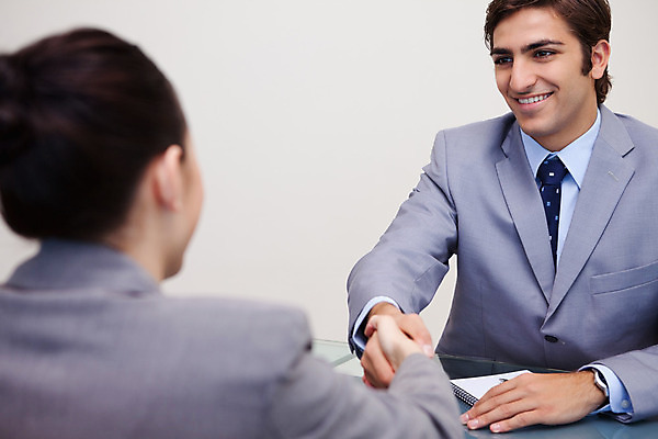 포토 JPG 해외이미지 여자 남자 악수 실내 미소 앉기 상반신 20대 성인 두명 사무실 면접 지원 성인만 해외202004 해외포토 비즈니스 모션 표정 사람 손짓 청년 내부 파일형식