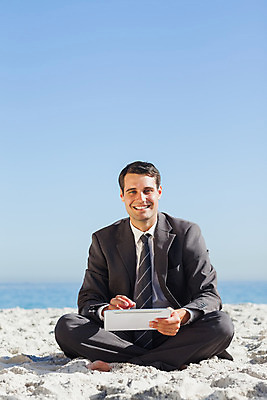 포토 JPG 해외이미지 백인 응시 남자 행복 모래 파도 바다 하늘 넥타이 휴가 한명 사람 앉기 정장 20대 성인 야외 물 태블릿 햇빛 맑음 터치 자유 비즈니스맨 성인남자한명만 해외202004 해외포토 자연요소 서양인 1 시선 잡화 옷 감정 컨셉 비즈니스 모션 날씨 청년 전자제품 스마트기기 태양 직장인 남자한명만 성인남자만 파일형식