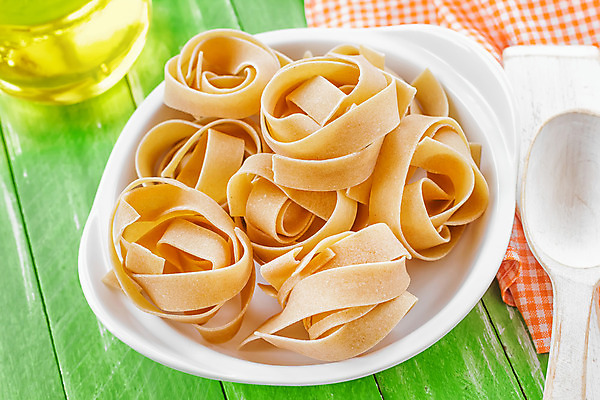 포토 JPG 해외이미지 전통 리본 음식 백그라운드 재료 탁자 주택 건조 파스타 요리 사람없음 목재 빛 갈색 주방 식사 저녁식사 이탈리아 기구 시골 신선 면 거친 맛 아침식사 상품 밀 지중해 묘사 날것 밀가루 점심식사 마카로니 생식 채식주의자 탄수화물 페투치네 핸드메이드 비건 해외202004 해외포토 나무 유럽 바다 컬러 가구 컨셉 곡류 서양음식 건물 가루 채식 파스타면 파일형식