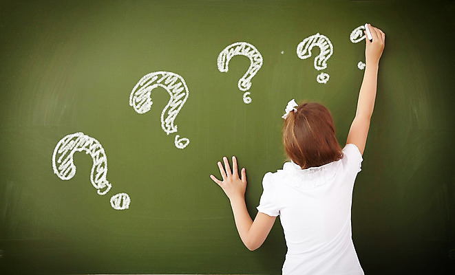 포토 JPG 해외이미지 백인 학생 여학생 여자 교육 어린이 교실 학교 수업 실내 한명 서기 사람 책 초록색 칠판 수학 분필 소녀한명만 해외202004 해외포토 서양인 1 컬러 교과목 모션 내부 초크 여자한명만 소녀만 파일형식