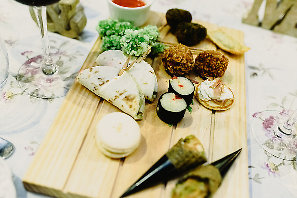 포토 JPG 해외이미지 접시 여자 음식 결혼 채소 손가락 호텔 서브 기념 육류 요리 사람 이벤트 사람없음 장식 빛 파티 요식업 식당 식사 저녁식사 방 흰색 축하 업무 고급 맛 웨이트리스 서비스 토스트 점심식사 서버 접수 맛있는 해외202004 해외포토 식기 손 산업 빵 컬러 컨셉 식재료 숙소 상점 작업 종업원 파일형식