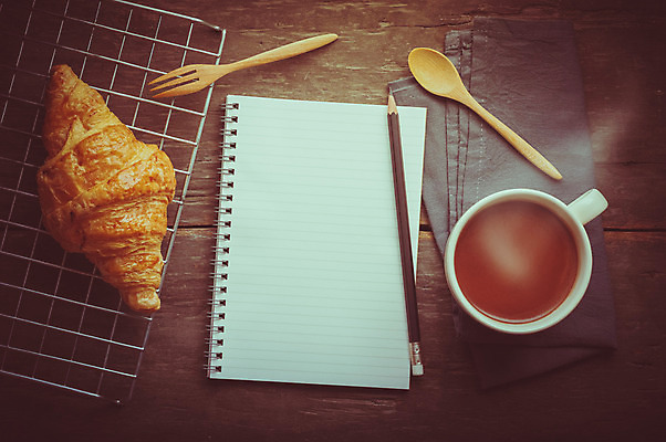 포토 JPG 해외이미지 음료 음식 빵 백그라운드 탁자 디저트 사람없음 컵 초콜릿 뜨거움 버터 코코아 페스츄리 필터 맛있는 해외202004 해외포토 식기 가구 파일형식