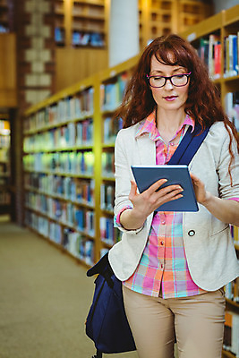 포토 JPG 해외이미지 백인 학생 여자 교육 안경 대학생 생각 학교 책장 실내 한명 서기 성인 책 30대 태블릿 터치 도서관 대학교 터치스크린 고등교육 해외202004 해외포토 서양인 1 잡화 가구 모션 사람 내부 장년 전자제품 스마트기기 파일형식