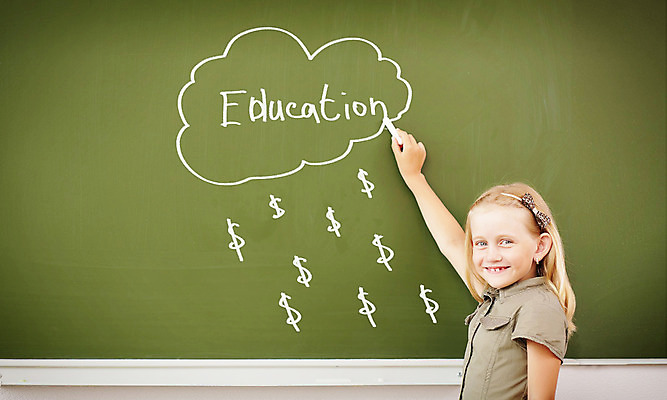 포토 JPG 해외이미지 백인 학생 여학생 여자 교육 어린이 교실 학교 수업 실내 한명 서기 사람 책 초록색 칠판 수학 분필 소녀한명만 해외202004 해외포토 서양인 1 컬러 교과목 모션 내부 초크 여자한명만 소녀만 파일형식