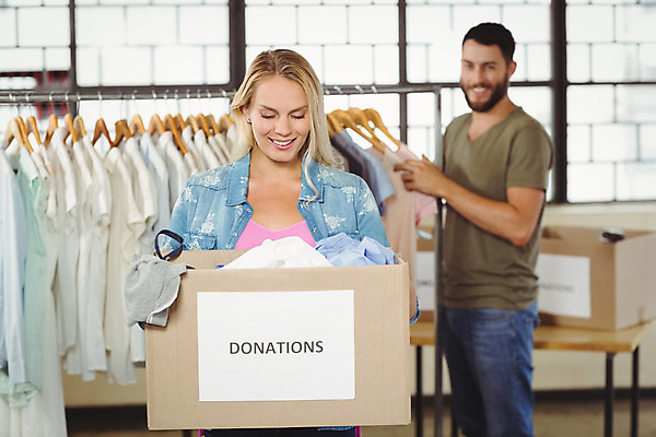 포토 JPG 해외이미지 백인 옷 여자 남자 행복 함께함 서기 20대 성인 두명 30대 상자 봉사 도움 복지 동료 기부 돌봄 참여 자선단체 해외202004 해외포토 서양인 감정 컨셉 관계 모션 사람 청년 장년 그룹 사회이슈 자선 파일형식