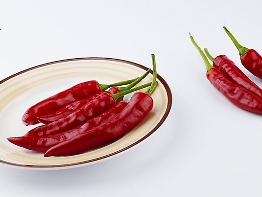 포토 JPG 스튜디오촬영 그릇 접시 음식 컬러 채소 식재료 고추 실내 사람없음 가로 빨간색 농작물 신선 홍고추 국내포토 식기 농업 내부 파일형식
