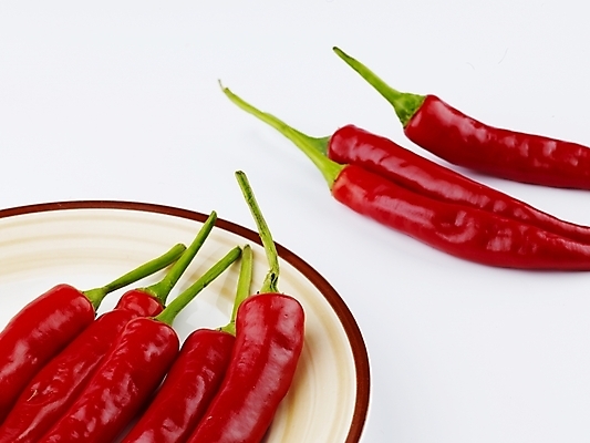 포토 JPG 스튜디오촬영 그릇 접시 음식 컬러 채소 식재료 고추 실내 사람없음 가로 빨간색 농작물 신선 홍고추 국내포토 식기 농업 내부 파일형식