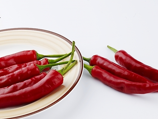 포토 JPG 스튜디오촬영 그릇 접시 음식 컬러 채소 식재료 고추 실내 사람없음 가로 빨간색 농작물 신선 홍고추 국내포토 식기 농업 내부 파일형식