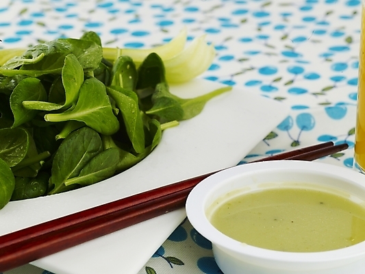 포토 JPG 스튜디오촬영 그릇 접시 웰빙 음식 채소 젓가락 서양음식 실내 근접촬영 사람없음 장식 가로 초록색 샐러드 식탁보 웰빙음식 국내포토 식기 뷰포인트 컬러 수저 내부 건강식 파일형식