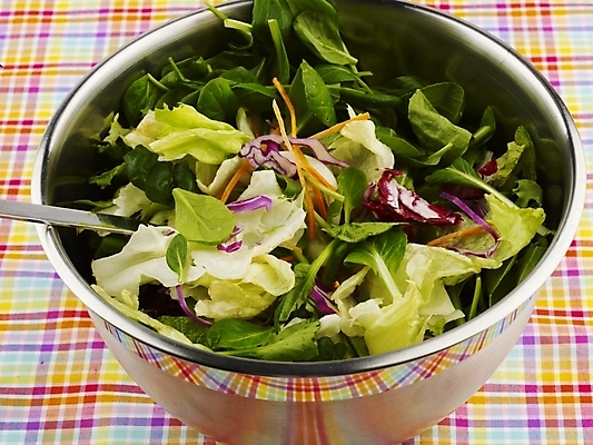 포토 JPG 스튜디오촬영 웰빙 음식 채소 서양음식 실내 근접촬영 사람없음 장식 가로 초록색 숟가락 샐러드 식탁보 웰빙음식 국내포토 뷰포인트 컬러 수저 내부 건강식 파일형식