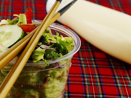 포토 JPG 스튜디오촬영 그릇 음식 채소 젓가락 오이 서양음식 실내 근접촬영 사람없음 장식 가로 초록색 샐러드 식탁보 소스 플라스틱 마요네즈 국내포토 식기 뷰포인트 컬러 재질 수저 내부 양념 소스_음식 파일형식