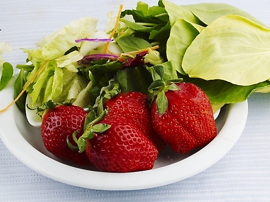 포토 JPG 스튜디오촬영 식물 그릇 접시 웰빙 음식 채소 과일 딸기 실내 근접촬영 사람없음 장식 가로 빨간색 초록색 샐러드 웰빙음식 국내포토 식기 뷰포인트 컬러 내부 건강식 파일형식